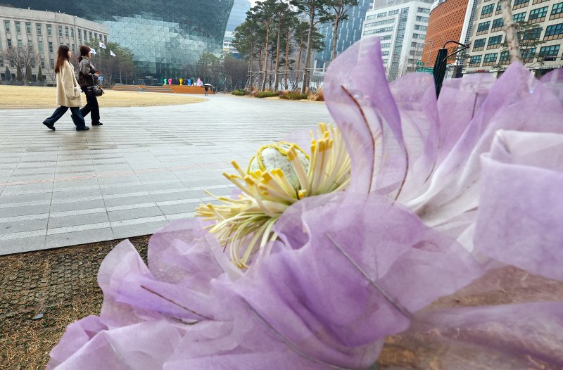 [서울=뉴시스] 최진석 기자 = 봄비가 내리는 15일 서울 중구 서울광장에서 시민들이 내리는 비를 맞으며 발걸음을 재촉하고 있다. 2026.03.15. myjs@newsis.com
