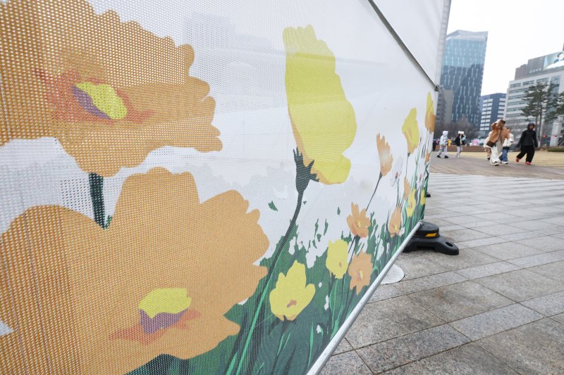 [서울=뉴시스] 최진석 기자 = 봄비가 내리는 15일 서울 중구 서울광장에서 시민들이 내리는 비를 맞으며 발걸음을 재촉하고 있다. 2026.03.15. myjs@newsis.com