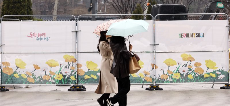 [서울=뉴시스] 최진석 기자 = 봄비가 내리는 15일 서울 중구 서울광장에서 시민들이 내리는 비를 맞으며 발걸음을 재촉하고 있다. 2026.03.15. myjs@newsis.com