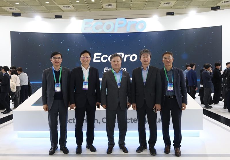 이동채 에코프로 창업주를 포함한 그룹 사장단들이 지난 13일 서울 강남구 코엑스에서 열린 인터배터리2026 내 에코프로 전시관에서 함께 사진 촬영을 하고 있다. 박석회 에코프로씨엔지 대표(왼쪽부터), 김윤태 에코프로이노베이션 대표, 이동채 에코프로 창업주, 송호준 에코프로 대표, 김종섭 에코프로에이치엔 대표. 사진=에코프로 제공
