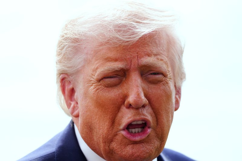 [워싱턴=AP/뉴시스]도널드 트럼프 미국 대통령이 11일(현지 시간) 백악관 경내에서 취재진 질문에 답하고 있다. 중동 사태가 3주째 접어든 가운데, 도널드 트럼프 미국 대통령이 한국 등 5개국에 호르무즈 해협에 군함을 보낼 것을 요구하며 확전 조짐이 나오고 있다. 2026.03.15.