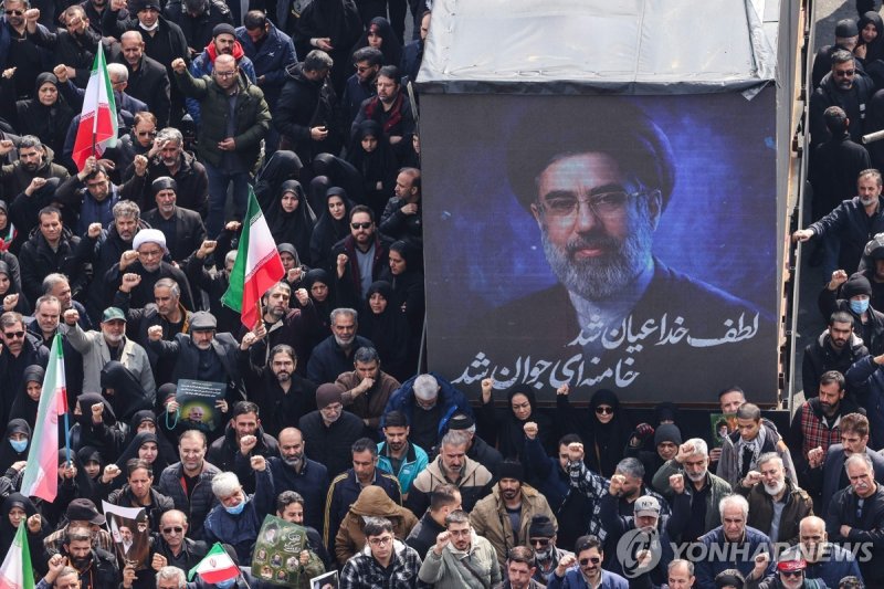 이란 테헤란 광장에 등장한 모즈타바 대형 사진 (출처=연합뉴스)