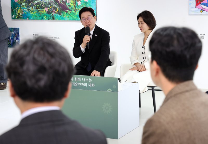 이재명 대통령이 15일 경남 창원시 마산합포구 창동예술촌 아트센터에서 열린 창원 지역 예술인과의 대화에서 발언하고 있다. 청와대통신사진기자단