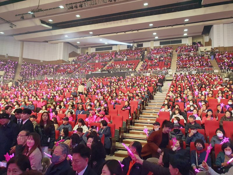 가수 김다현 12년 인생 담아낸 부산 첫 단독 콘서트 성황