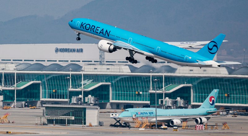 중동 사태가 장기화 조짐을 보이며 국제유가 오름세가 지속되고 있다. 이에 15일 항공 업계에 따르면 국내 항공사들이 다음 달 유류할증료는 이달보다 큰 폭으로 오를 것으로 예상돼 다음 달 발권하는 국제선 항공권 가격은 같은 노선이라도 이달보다 많게는 10만원 이상 비싸질 수 있다는 우려가 나오고 있다. 사진은 이날 인천국제공항 계류장에 항공기가 이륙하는 모습. 2026.3.15 ⓒ 뉴스1 이호윤 기자