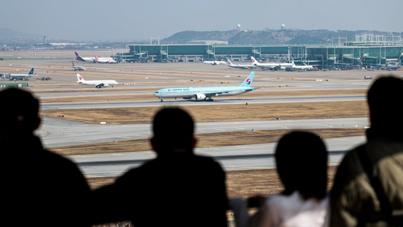 15일 인천공항 전망대를 찾은 시민들이 항공기들을 바라보고 있다. 2026.3.15 ⓒ 뉴스1 이호윤 기자