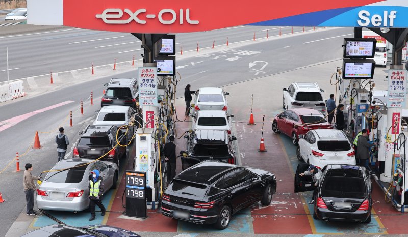 석유 최고가격제 시행 첫 주말을 맞은 15일 서울 서초구 만남의광장 주유소에서 시민들이 주유를 하고 있다. 2026.3.15 ⓒ 뉴스1 김성진 기자