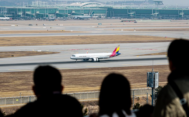 15일 인천국제공항 계류장에서 항공기가 이동하고 있다. 2026.3.15 ⓒ 뉴스1 이호윤 기자