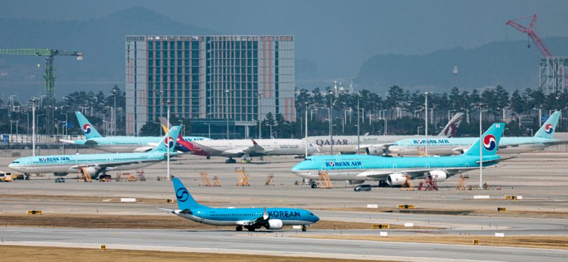 15일 인천국제공항 계류장에서 항공기가 이동하고 있다. 2026.3.15 ⓒ 뉴스1 이호윤 기자