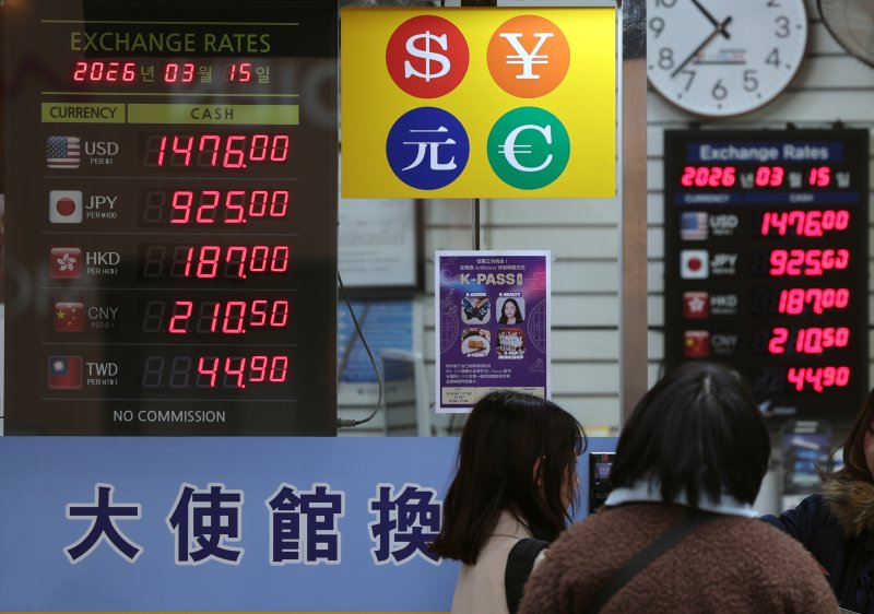 중동 상황 악화로 원·달러 환율이 오름세를 보이고 있는 15일 서울 중구 명동의 한 환전소 앞 전광판에 환율이 표시되고 있다. 2026.3.15 ⓒ 뉴스1 황기선 기자