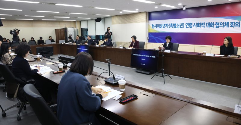 원민경 성평등가족부 장관이 6일 서울 종로구 정부서울청사에서 열린 형사미성년자(촉법소년) 사회적 대화협의체 회의를 주재하고 있다. 2026.3.6 ⓒ 뉴스1 임세영 기자