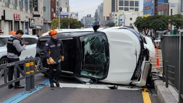 3월 15일 오후 제주시 삼도동 서광로에서 렌터카가 버스전용차로 정류장 연석과 부딪혀 전복되는 사고가 발생했다. /사진=제주도소방안전본부 제공