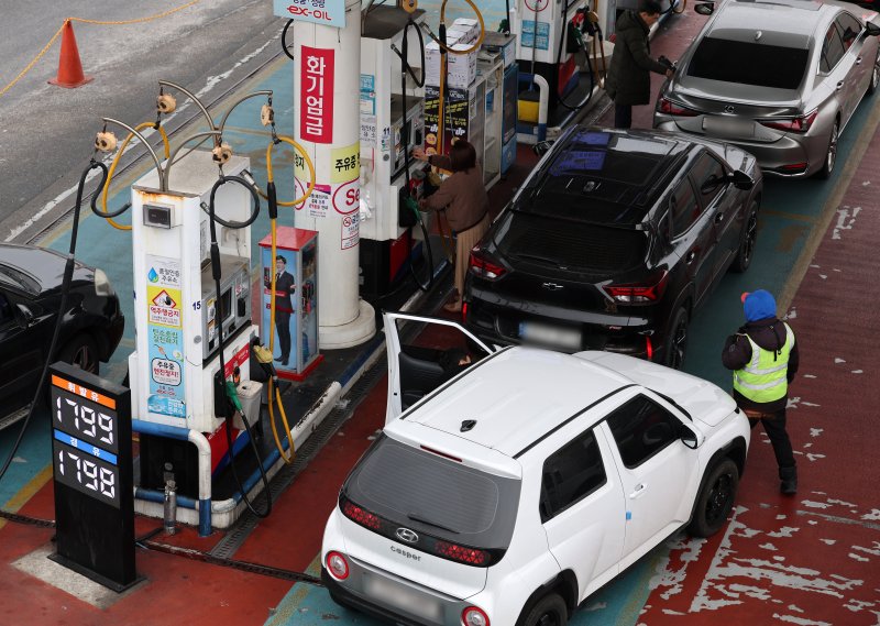 [서울=뉴시스] 이영환 기자 = 정부가 석유제품의 가격 상한을 정하는 최고가격제를 시행한 후 국내 기름값이 하향 안정세를 보이고 있는 15일 오전 서울 서초구 만남의광장 주유소에서 시민들이 주유를 하고 있다. 2026.03.15. 20hwan@newsis.com