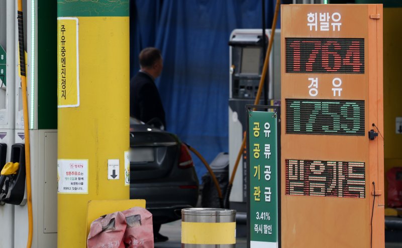[대구=뉴시스] 이무열 기자 = 석유 최고가격제 시행 첫 주말인 15일 대구 시내 한 주유소에서 시민이 주유를 하고 있다. 유가정보시스템 오피넷에 따르면 이날 오전 10시 25분 기준 전국 주유소 평균 휘발유 가격은 리터(ℓ)당 1842.1원으로 전날보다 3.2원 내렸고, 경유 가격도 1843.5원으로 4.5원 하락했다. 2026.03.15. lmy@newsis.com