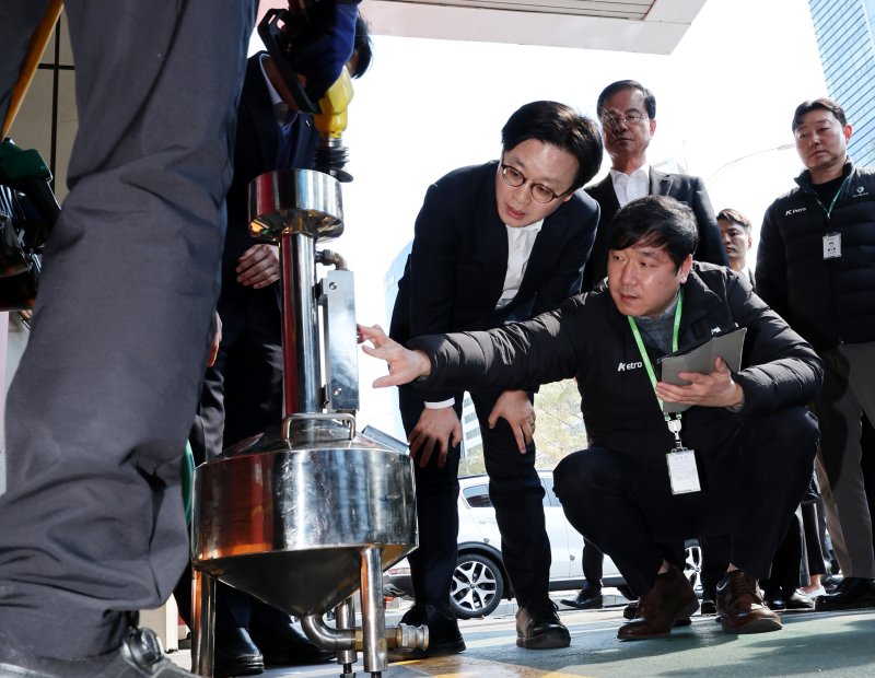 [서울=뉴시스] 박주성 기자 = 김정관 산업통상부 장관이 13일 오전 석유 최고가격제 관련 서울 마포구 SK에너지 직영 주유소를 방문해 한국석유관리원 직원에게 정량기준탱크를 사용해 정량 검사하는 방법에 대한 설명을 듣고 있다. 정량기준탱크는 주유소 등에서 정량(정량판매) 검사를 위해 사용되는 기준계량용 탱크이다. 2026.03.13. park7691@newsis.com
