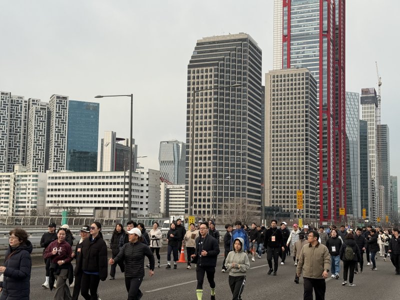 지난 14일 첫 '쉬엄쉬엄 모닝'에서 시민들이 차량 통행이 통제된 마포대교 위를 지나고 있다. 사진=이창훈 기자