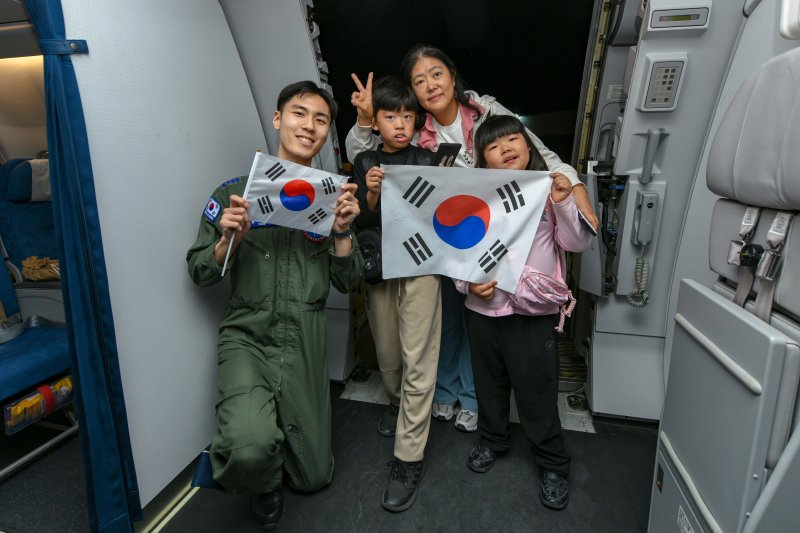 15일 외교부와 국방부는 공군 다목적 수송기 KC-330 '시그너스' 1대가 지난 14일(현지시간) 사우디아라비아 리야드에서 한국인 204명과 외국 국적 가족 5명, 일본 국민 2명 등 총 211명을 태우고 출발했다고 밝혔다. 사진은 사우디아라비아에서 군 수송기에 탑승하며 기념촬영하는 중동체류 교민들. 외교부 제공