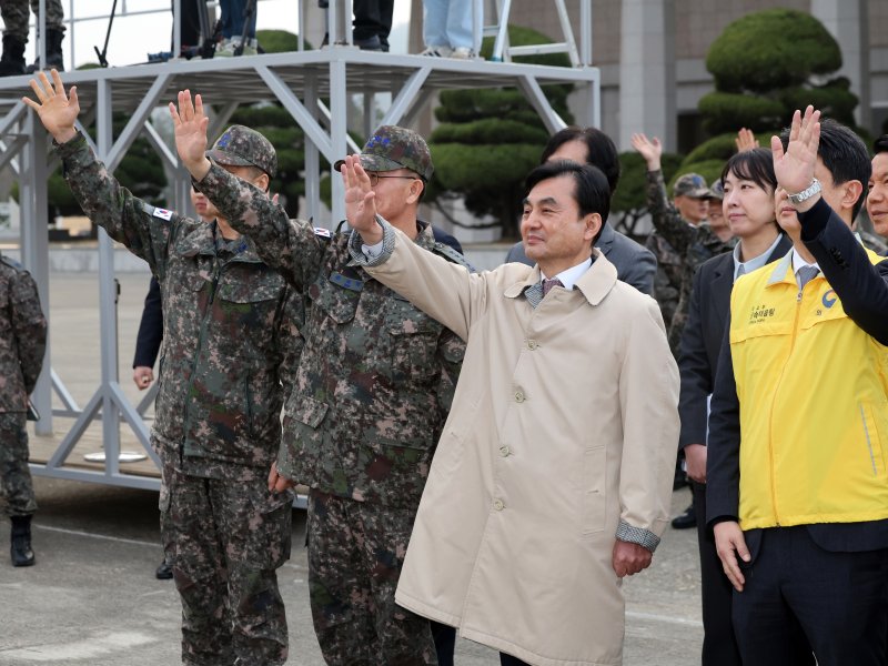 안규백 국방부 장관이 15일 오후 경기 성남 서울공항에서 중동 상황 악화로 현지 체류 교민이 탑승한 공군 다목적 수송기 KC-330 '시그너스'가 도착하자 환영 인사를 하고 있다. 공동취재단
