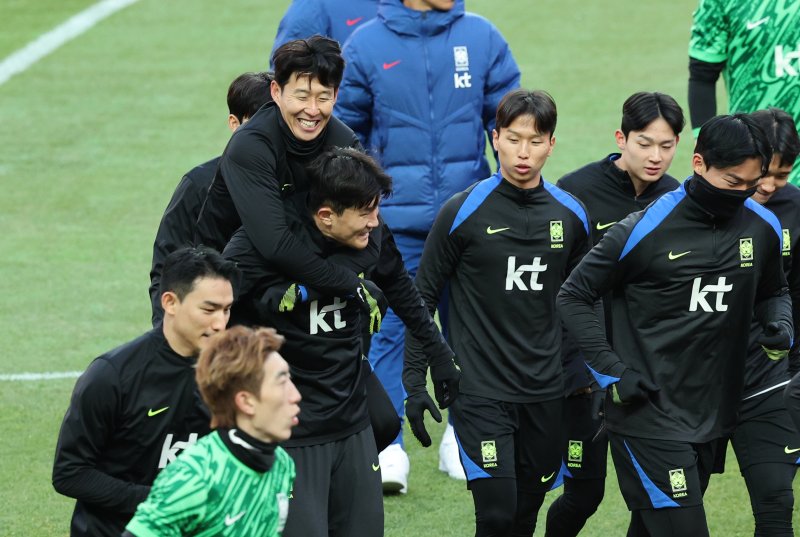 [서울=뉴시스] 김진아 기자 = 대한민국 축구대표팀 손흥민, 김민재를 비롯한 선수들이 가나와의 A매치 평가전을 앞두고 17일 서울 마포구 서울월드컵경기장에서 훈련을 하고 있다. 2025.11.17. bluesoda@newsis.com