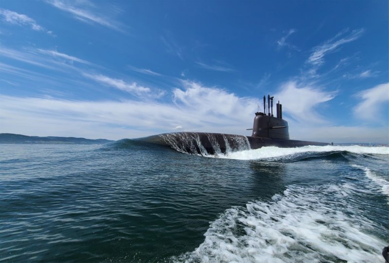 장보고 III Batch-2 잠수함. 선체 길이 89.4m, 폭 9.7m 크기로 수중 배수량은 4000t급에 달한다. 기존 선도함(Batch-I)인 도산안창호급보다 선체가 커지면서 잠사함발사탄도미사일(SLBM)을 발사할 수 있는 수직발사관(VLS)이 기존 6문에서 10문으로 증설되어 타격 능력이 대폭 강화됐다. 특히 세계에서 두 번째로 국산 리튬 이온 배터리를 탑재해 수중 작전 지속 능력과 기동 속도를 획기적으로 높였으며, 은밀성도 한층 향상됐다. 한화오션 제공