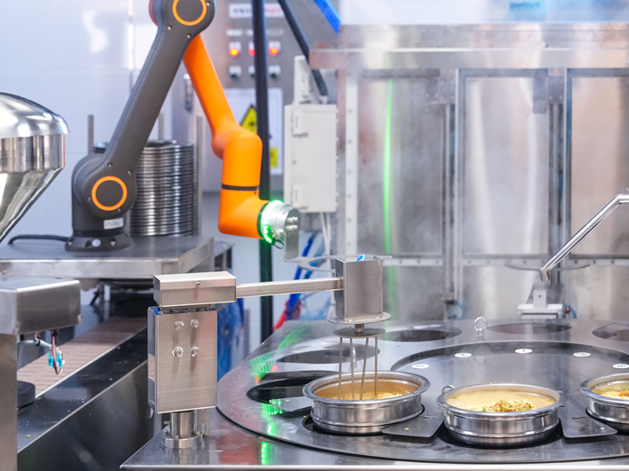 라면을 조리하고 있는 한화로보틱스 협동로봇. 한화비전 제공