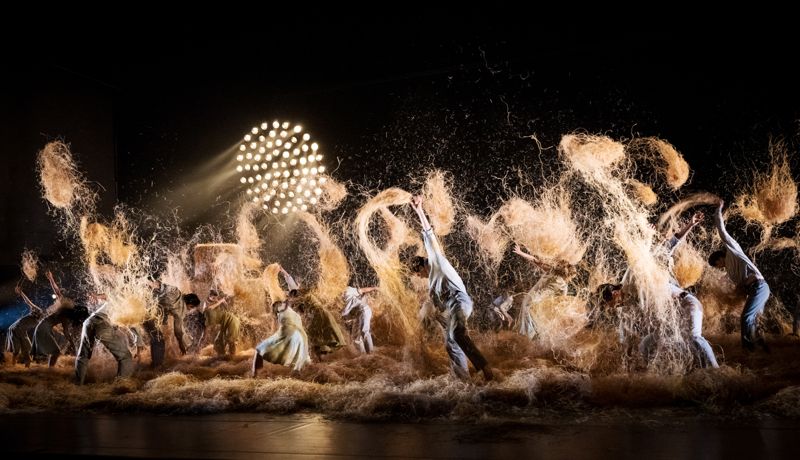 알렉산더 에크만의 '한여름 밤의 꿈' 공연 모습. LG아트센터 제공