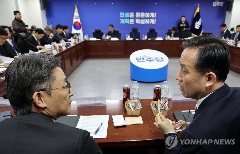 중동사태 경제 대응 TF, 얘기 나누는 이형일-권대영 (출처=연합뉴스)