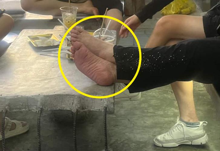 베트남 나트랑의 한 카페에서 한 손님이 테이블에 신발을 벗은 채 다리를 뻗고 있다./사진=온라인 커뮤니티 보배드림 캡처