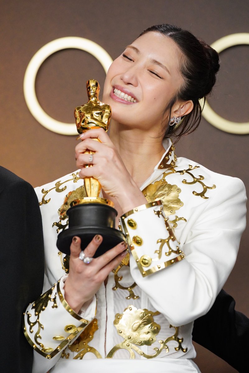 이재(EJAE)가 15일(현지 시간) 미 캘리포니아주 로스앤젤레스 돌비 극장에서 열린 제98회 아카데미 시상식에서 '케이팝 데몬 헌터스(케데헌)' OST '골든'으로 최우수 주제가상을 받은 뒤 프레스룸에서 포즈를 취하고 있다. 뉴시스