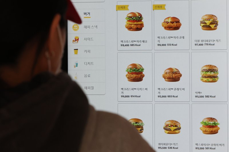 [서울=뉴시스] 권창회 기자 = 한국맥도날드가 20일부터 주요 제품 가격을 100~400원 인상한다고 밝혔다. 대상 품목은 전체 79개 메뉴 중 35개(44%)다. 전체 평균 인상률은 2.4%다. 사진은 19일 서울 시내 한 맥도날드 매장 모습. 2026.02.19. kch0523@newsis.com