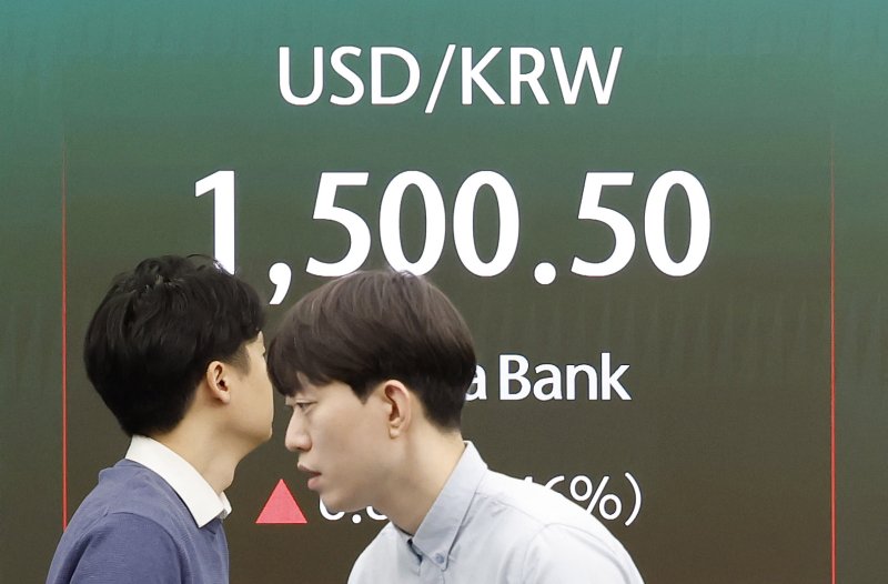 [서울=뉴시스] 김혜진 기자 = 원·달러 환율이 전 거래일 주간거래 종가(1493.7원)보다 7.3원 오른 1501.0원에 개장한 16일 오전 서울 중구 하나은행 딜링룸 전광판에 지수가 표시 되고 있다. 2026.03.16. jini@newsis.com