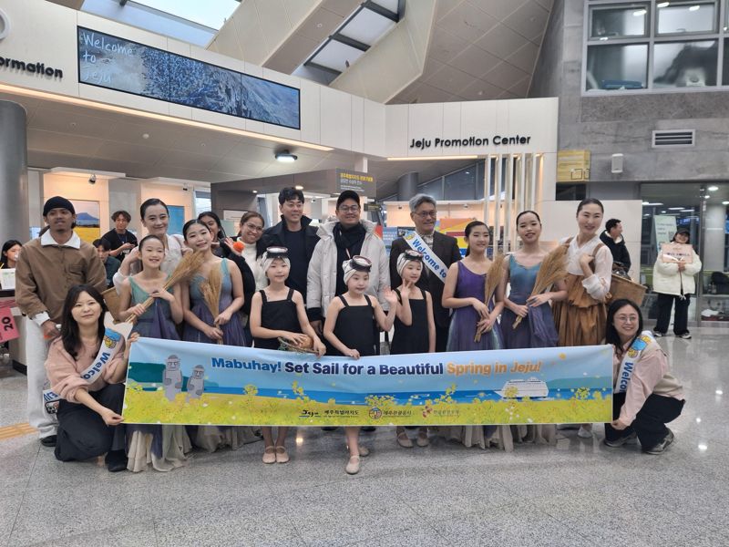 필리핀 크루즈 관광객 환영 행사에서 제주도 관계자와 관광객들이 기념촬영을 하고 있다. 제주도와 한국관광공사는 해녀 테마 공연과 제주 특산품 증정 행사로 관광객을 맞이했다. /사진=제주특별자치도 제공