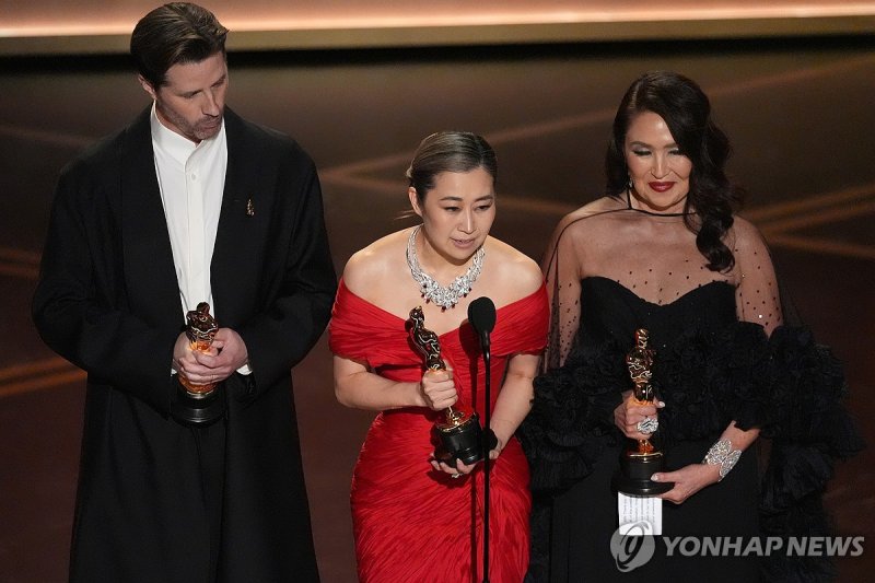 수상 소감 발표하는 매기 강 감독 (출처=연합뉴스)