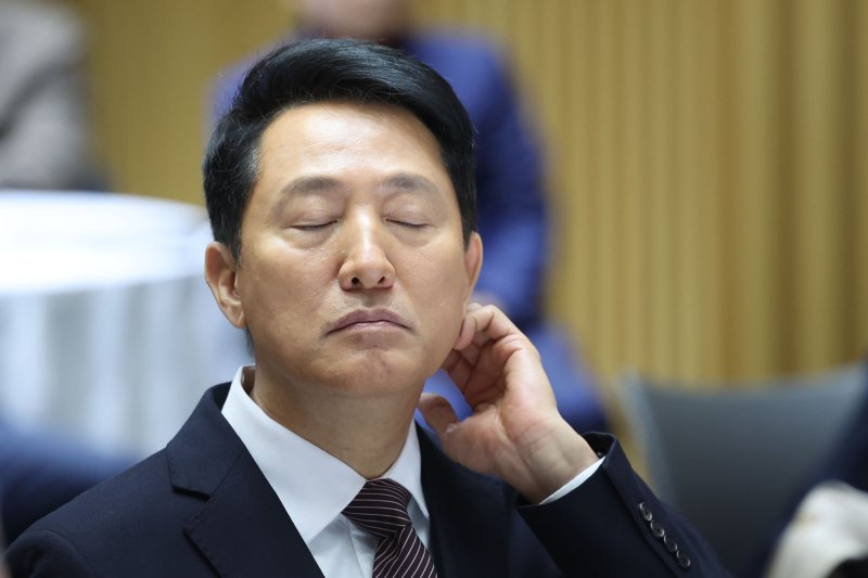 [서울=뉴시스] 권창회 기자 = 오세훈 서울시장이 16일 서울 중구 서울시청에서 열린 강북횡단 지하도시고속도로 건설 민-관-학 정책협의회 발족식에서 머리를 긁적이고 있다. 2026.03.16. kch0523@newsis.com