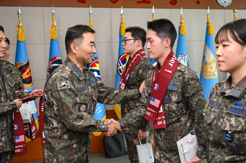 진영승 합참의장이 16일 공군 제2중앙방공통제소를 방문해 장병들을 격려하고 있다. 합참 제공