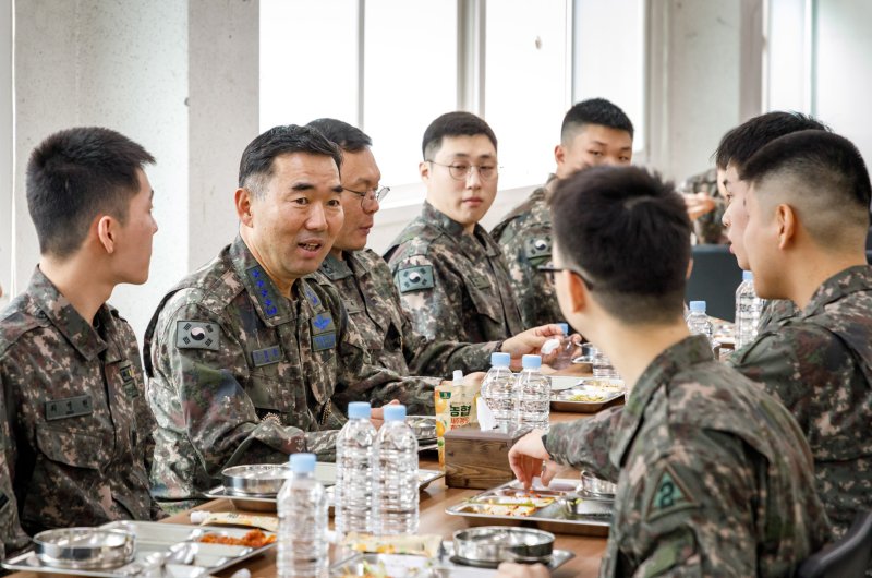 진영승 합참의장이 16일 육군 제2작전사령부를 방문해 장병들과 식사하고 있다. 합참 제공