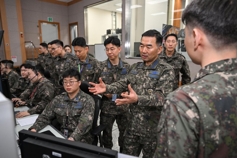 진영승 합참의장이 16일 공군 제2중앙방공통제소를 방문해 작전 지도를 하고 있다. 합참 제공