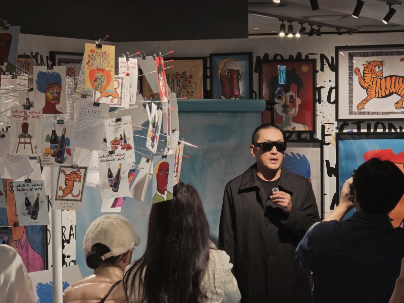 세븐일레븐은 16일 롯데백화점과 손잡고 서울 잠실 에비뉴엘에 하정우 와인 팝업 스토어 '마키키 아뜰리에'를 열었다. 배우 하정우가 와인과 팝업 현장에 대한 설명을 하고 있다. ⓒ 뉴스1 이형진 기자
