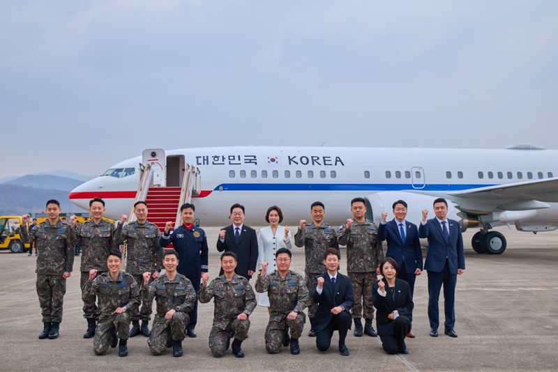 청와대는 이재명 대통령과 김혜경 여사가 지난 15일 오전 서울공항에서 신형 공군 2호기에 첫 탑승했다고 16일 밝혔다. 청와대 제공