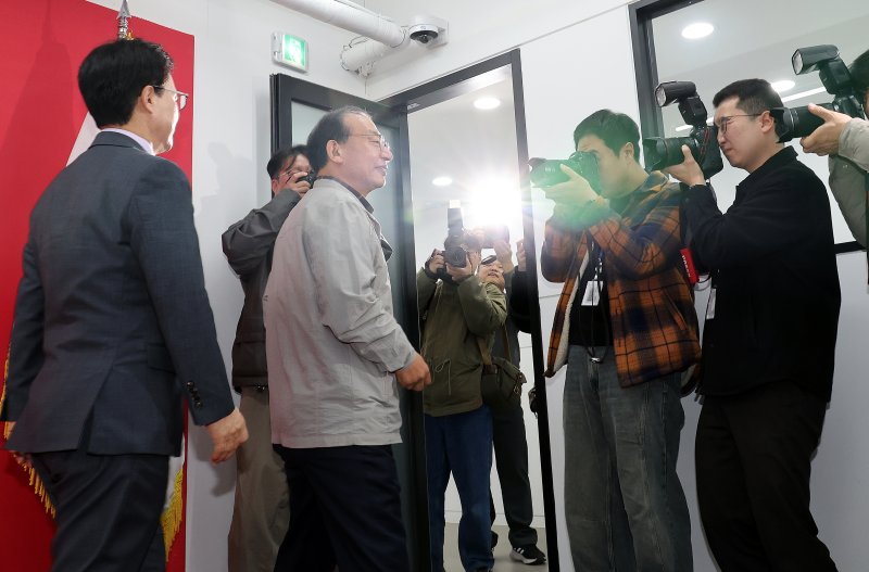 [서울=뉴시스] 김금보 기자 = 이정현 국민의힘 공천관리위원장이 16일 오전 서울 여의도 국민의힘 중앙당사에서 김영환 충북지사 지방선거 공천 컷오프 발표를 마친 뒤 퇴장하고 있다. 2026.03.16. kgb@newsis.com