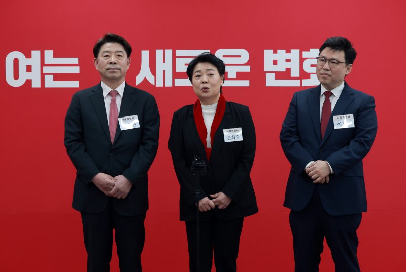 6·3 지방선거 서울시장에 도전하는 국민의힘 예비후보들이 지난 10일 서울 여의도 국민의힘 중앙당사에서 열린 광역단체장 후보 면접을 마치고 취재진의 질문에 답하고 있다. 왼쪽부터 이승현 한국무역협회 부회장, 윤희숙 전 의원, 이상규 서울 성북을 당협위원장 연합뉴스