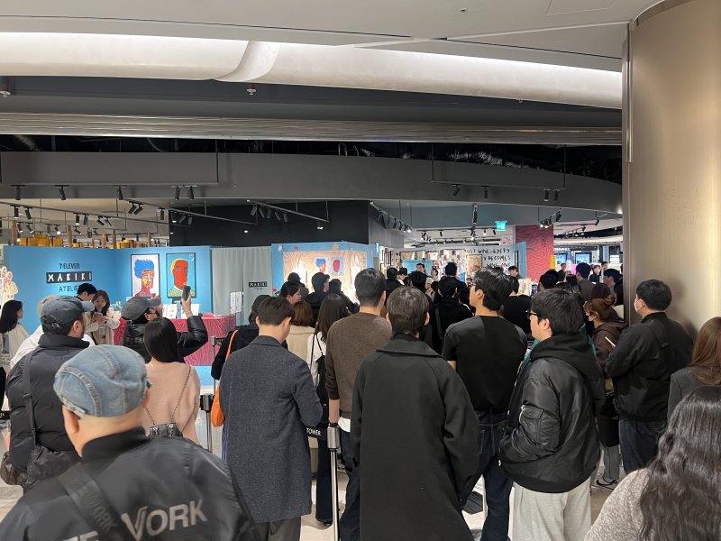 16일 서울 송파구 롯데백화점 잠실 에비뉴엘에서 진행된 팝업스토어 '마키키 아뜰리에'에 배우 하정우를 보기 위한 인파가 모여 있다.