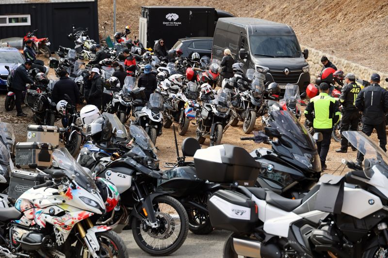 BMW 모토라드 공식 딜러사인 KJ모토라드는 지난 14일 강원도 춘천 ‘더트앤파크’에서 ‘2026 시즌 오프닝 투어’를 개최하며 본격적인 라이딩 시즌의 시작을 알렸다. 이번 행사는 기존의 대규모 집합 방식 대신 딜러 네트워크별 소규모 밀착형으로 진행된 것이 특징이다. BMW 강남 및 남서울 모토라드 고객 70여 명이 참가했으며, 단순 주행을 넘어 어드벤처 전용 연습장에서 라이더 간 친목을 다지고 안전 주행을 다짐하는 시간을 가졌다. 사진=서동일 기자