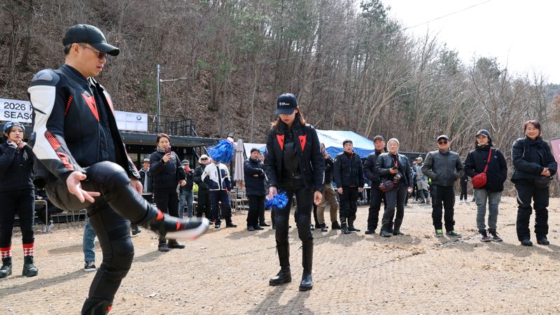 BMW 모토라드 공식 딜러사인 KJ모토라드는 지난 14일 강원도 춘천 ‘더트앤파크’에서 ‘2026 시즌 오프닝 투어’를 개최하며 본격적인 라이딩 시즌의 시작을 알렸다. 이번 행사는 기존의 대규모 집합 방식 대신 딜러 네트워크별 소규모 밀착형으로 진행된 것이 특징이다. BMW 강남 및 남서울 모토라드 고객 70여 명이 참가했으며, 단순 주행을 넘어 어드벤처 전용 연습장에서 라이더 간 친목을 다지고 안전 주행을 다짐하는 시간을 가졌다. 사진=서동일 기자