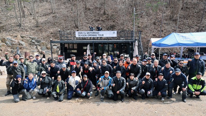 BMW 모토라드 공식 딜러사인 KJ모토라드는 지난 14일 강원도 춘천 ‘더트앤파크’에서 ‘2026 시즌 오프닝 투어’를 개최하며 본격적인 라이딩 시즌의 시작을 알렸다. 이번 행사는 기존의 대규모 집합 방식 대신 딜러 네트워크별 소규모 밀착형으로 진행된 것이 특징이다. BMW 강남 및 남서울 모토라드 고객 70여 명이 참가했으며, 단순 주행을 넘어 어드벤처 전용 연습장에서 라이더 간 친목을 다지고 안전 주행을 다짐하는 시간을 가졌다. 사진=서동일 기자