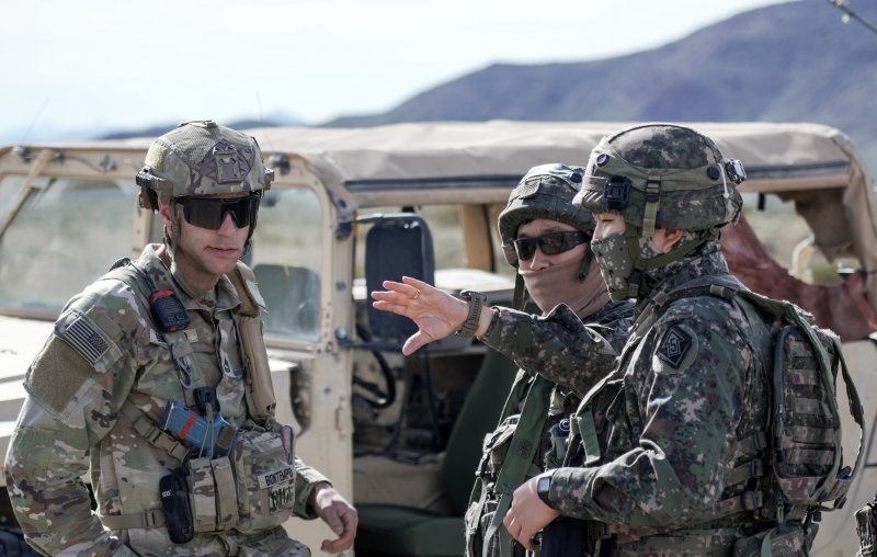 육군은 지난 4일부터 15일까지 미국 캘리포니아주 모하비 사막 국립훈련센터에서 연합 소부대훈련을 실시했다고 17일 밝혔다. 사진은 미 NTC 연합 소부대훈련에서 한미 장병이 임무 수행절차에 대해 토의하는 모습. 육군 제공