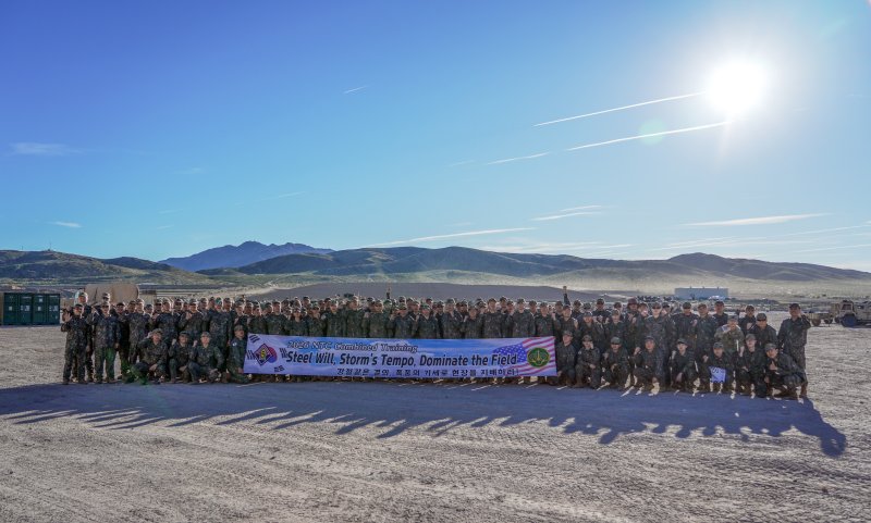 육군은 지난 4일부터 15일까지 미국 캘리포니아주 모하비 사막 국립훈련센터에서 연합 소부대훈련을 실시했다고 17일 밝혔다. 사진은 미 NTC 연합 소부대훈련에 참여한 장병들이 기념 촬영하는 모습. 육군 제공