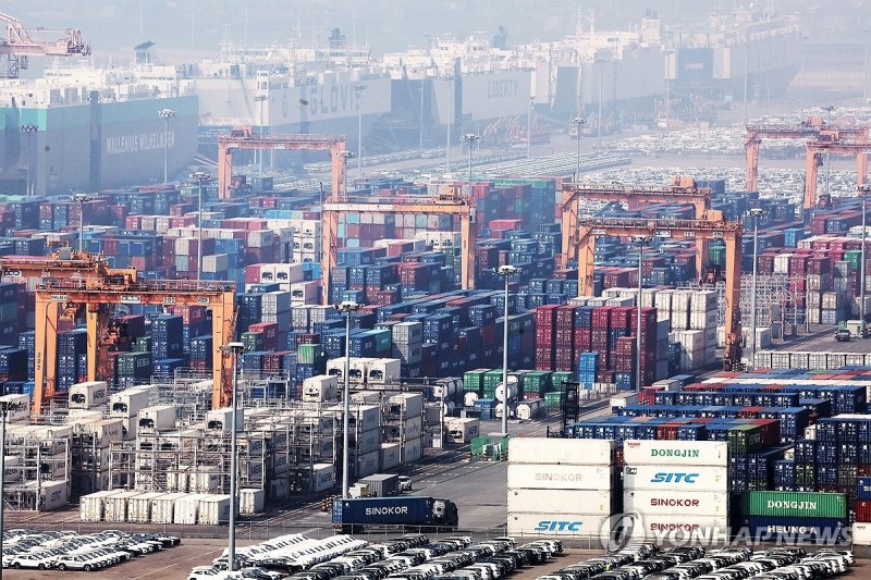평택항에 쌓여있는 컨테이너 (출처=연합뉴스)