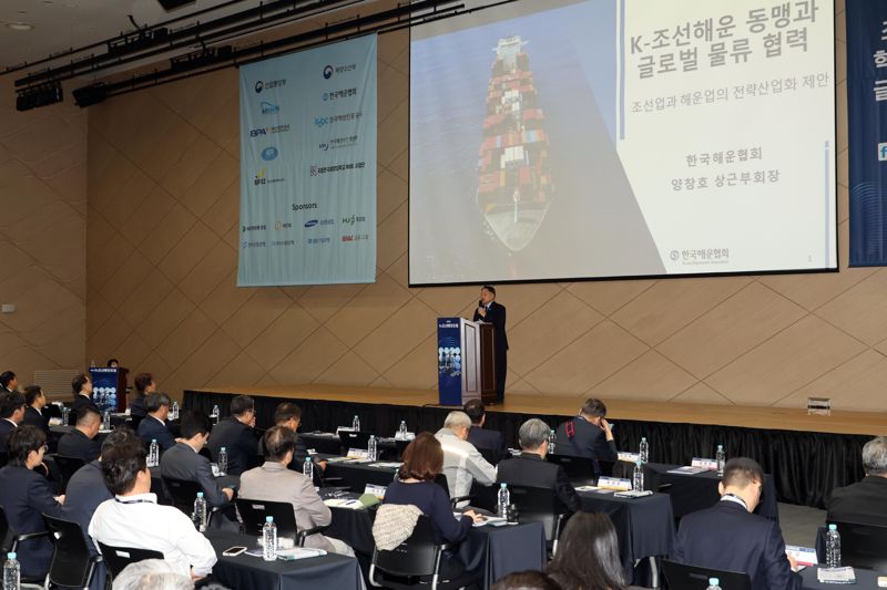 파이낸셜뉴스 주최로 제1회 '2026 fn 조선해양포럼'이 17일 부산 부산항국제전시컨벤션센터에서 ‘조선·해양 혁신을 위한 글로벌 동맹’이란 주제로 열렸다. 양창호 한국해운협회 상근부회장이 강연을 하고 있다. 사진=박범준 기자