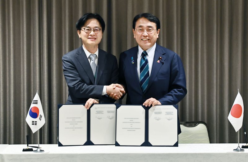 [서울=뉴시스] 김정관 산업통상부 장관이 14일 일본 도쿄에서 열린 ‘제1차 인도·태평양 에너지 안보 장관회의’에서 아카자와 료세이(赤澤 亮正) 일본 경제산업성 대신과 회담 전 공급망 위기 대응 및 산업 협력을 위한 한-일 공급망 파트너십(SCPA)을 체결하고 있다.(사진=산업통상부 제공). 2026.03.14. photo@newsis.com *재판매 및 DB 금지